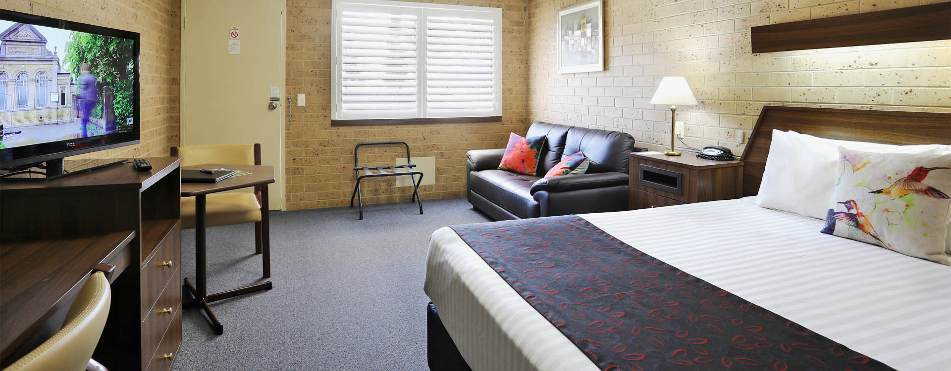 We offer guests a quiet, comfortable, clean & friendly stay on the southern side of Tamworth.