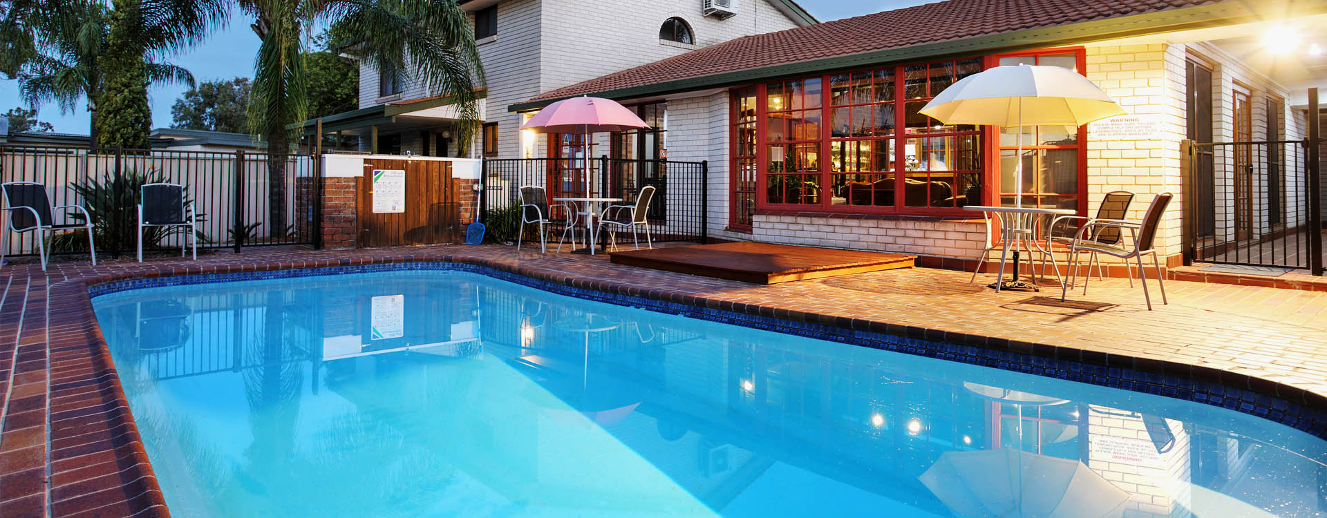 Relax by the pool at Tamworth Motor Inn & Cabins.
